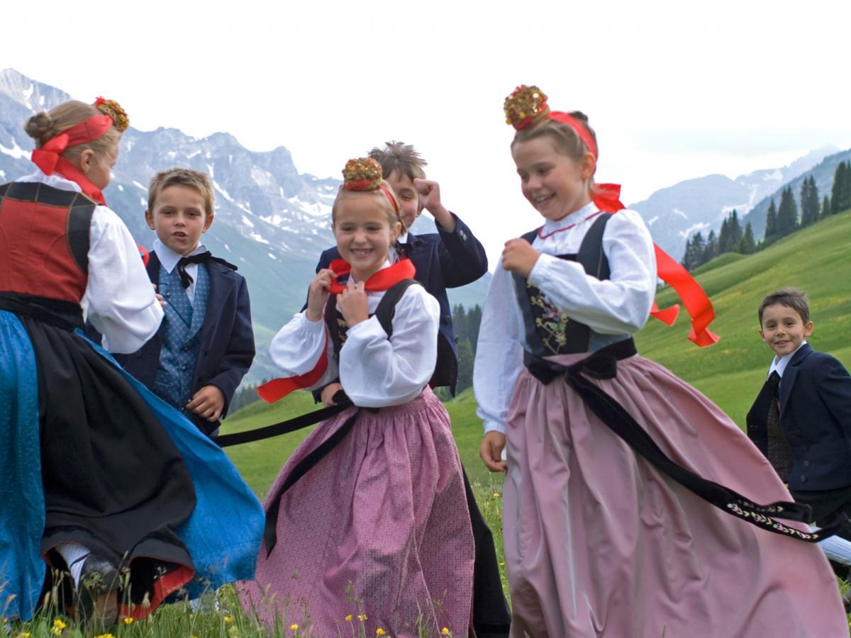 Arlberger Kinder in Tracht