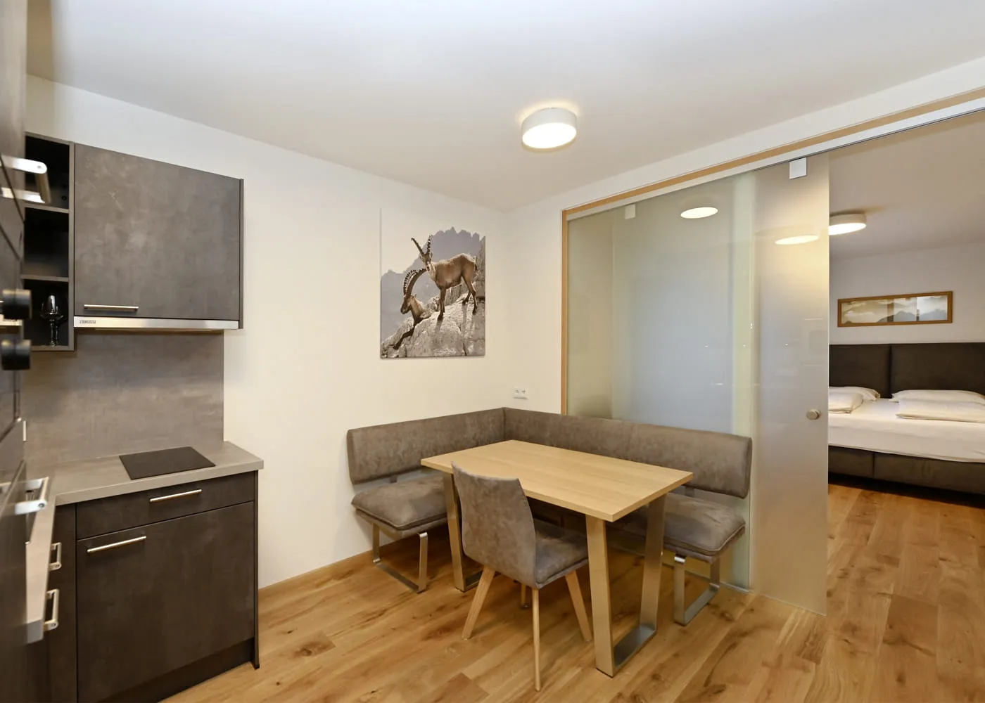 Moderne Küchenzeile mit Esstisch und Sitzgelegenheiten