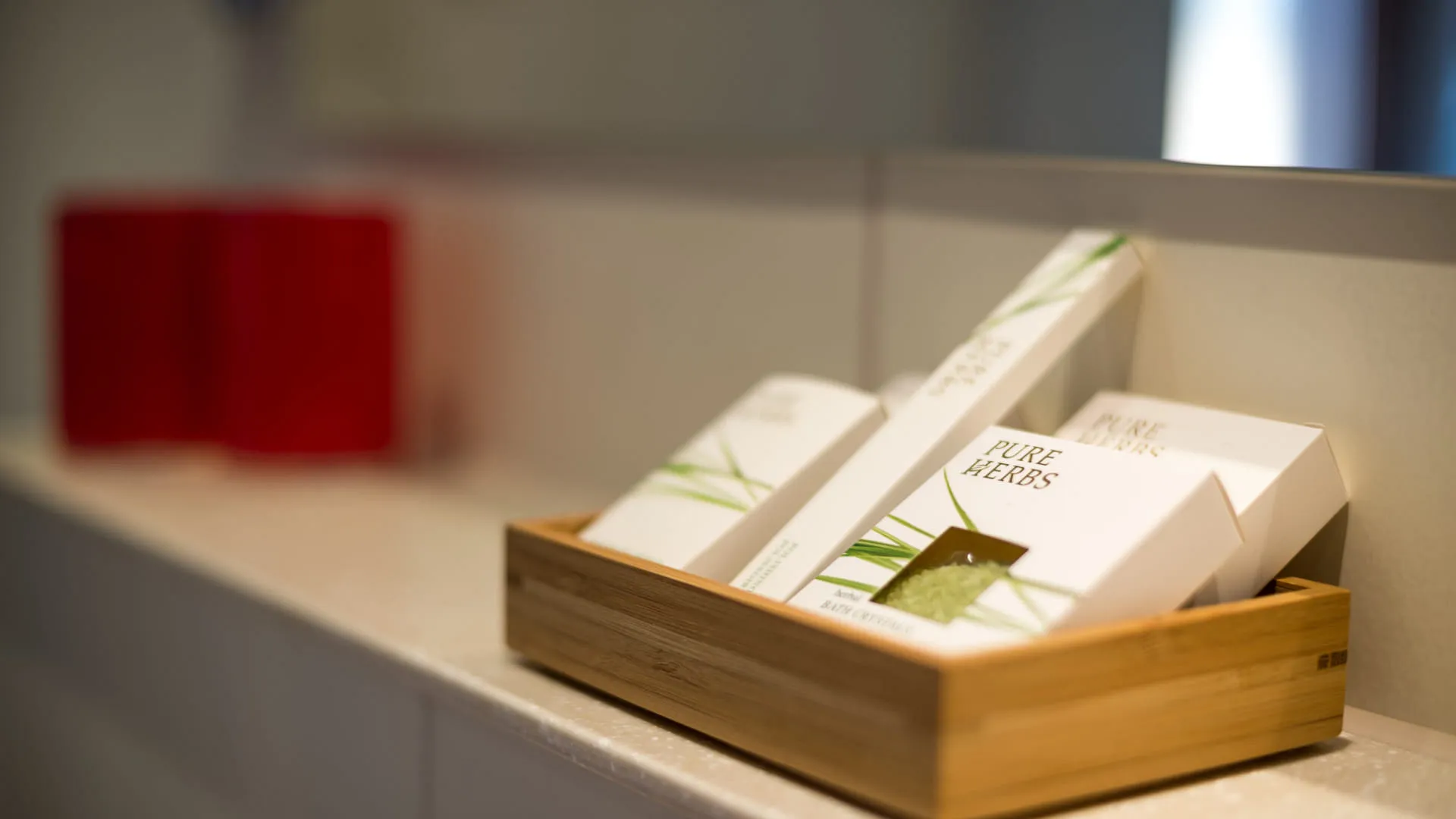 Bambusablage mit Seifen und Pflegeprodukten in einem Badezimmer