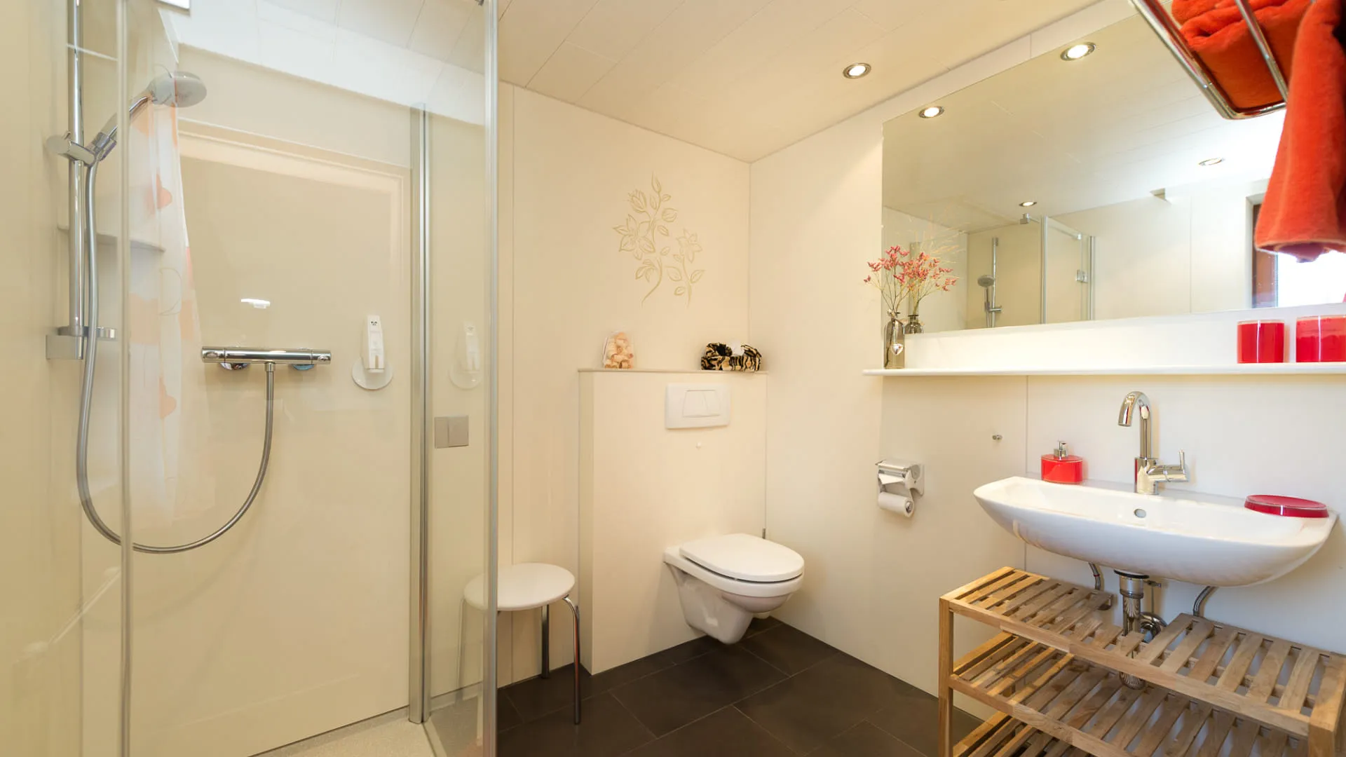 modernes Badezimmer mit Dusche, Waschbecken und Holzregal
