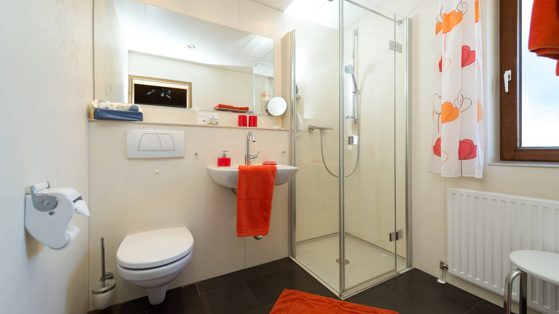  modernes Badezimmer mit Dusche, Waschbecken und weißen Fliesen