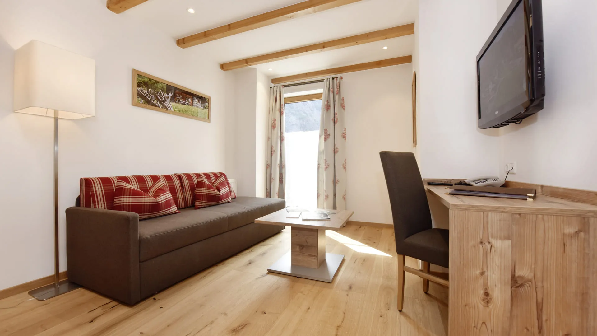 Moderner Wohnraum mit Sofa, Couchtisch und Fernseher