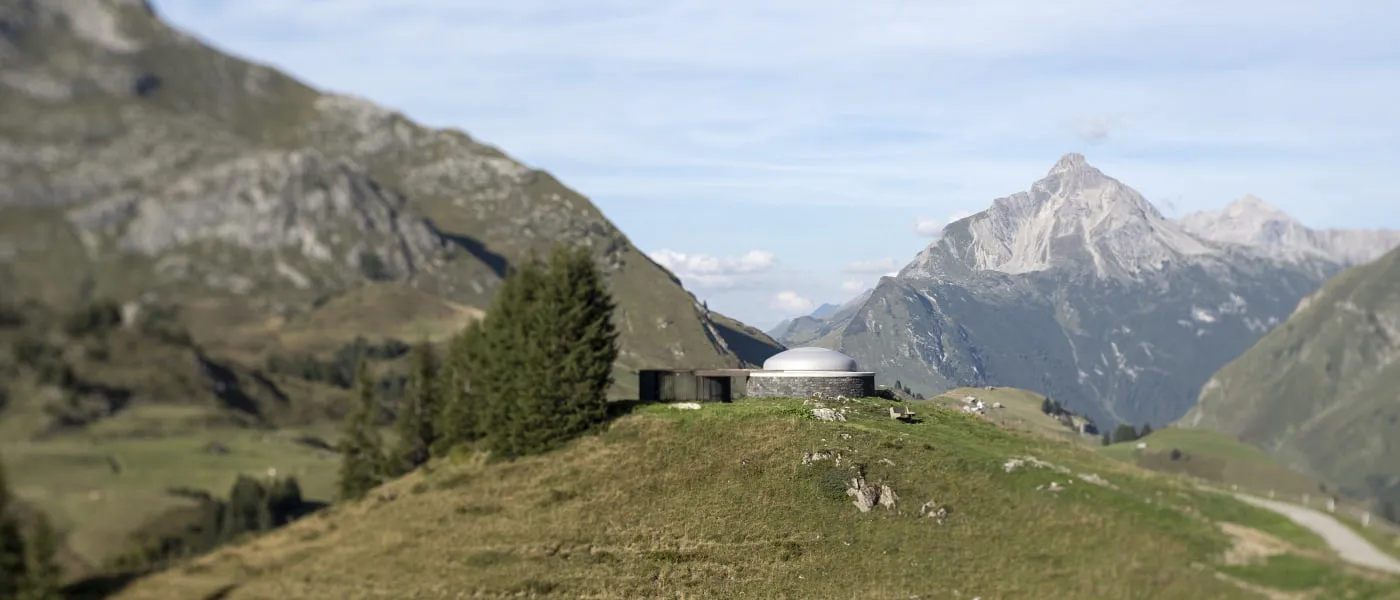 Landschaft mit Bergen und dem Skyspace Lech von Florian Holzherr