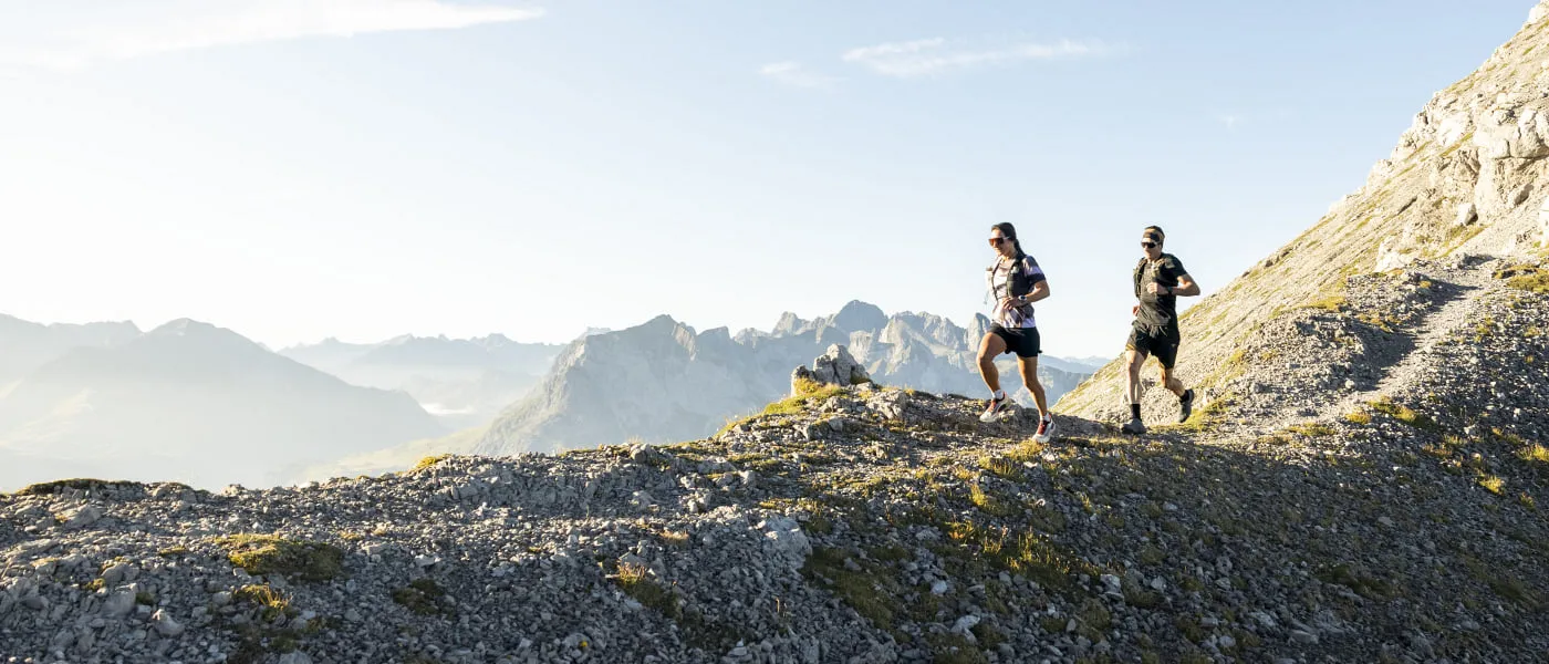 Trailrunner auf einem Bergweg in Lech Zürs