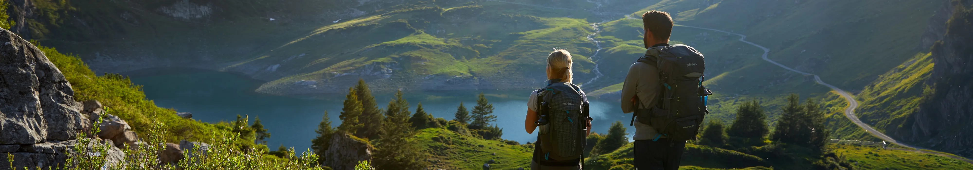 Wanderer am Lechweg mit Blick auf die Landschaft