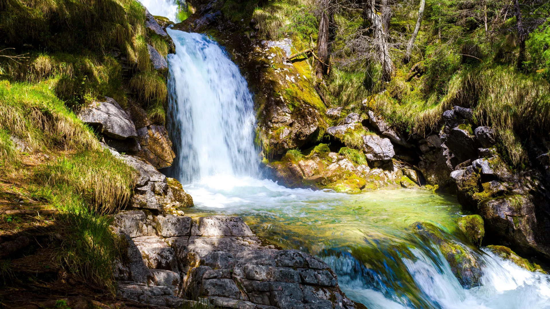 Doserwasserfall im Lechtal mit fließendem Wasser und grüner Landschaft
