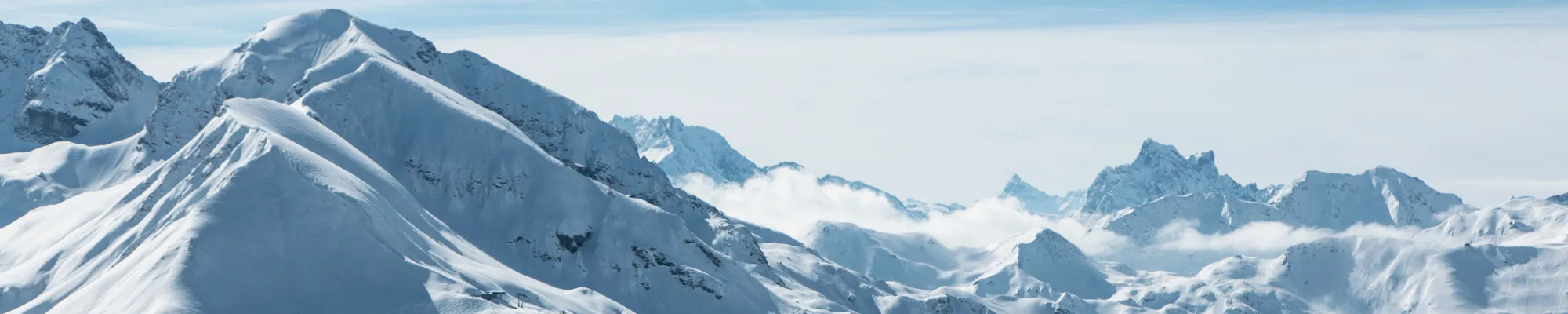 Schneebedeckte Berge in Lech Zürs zum Skifahren