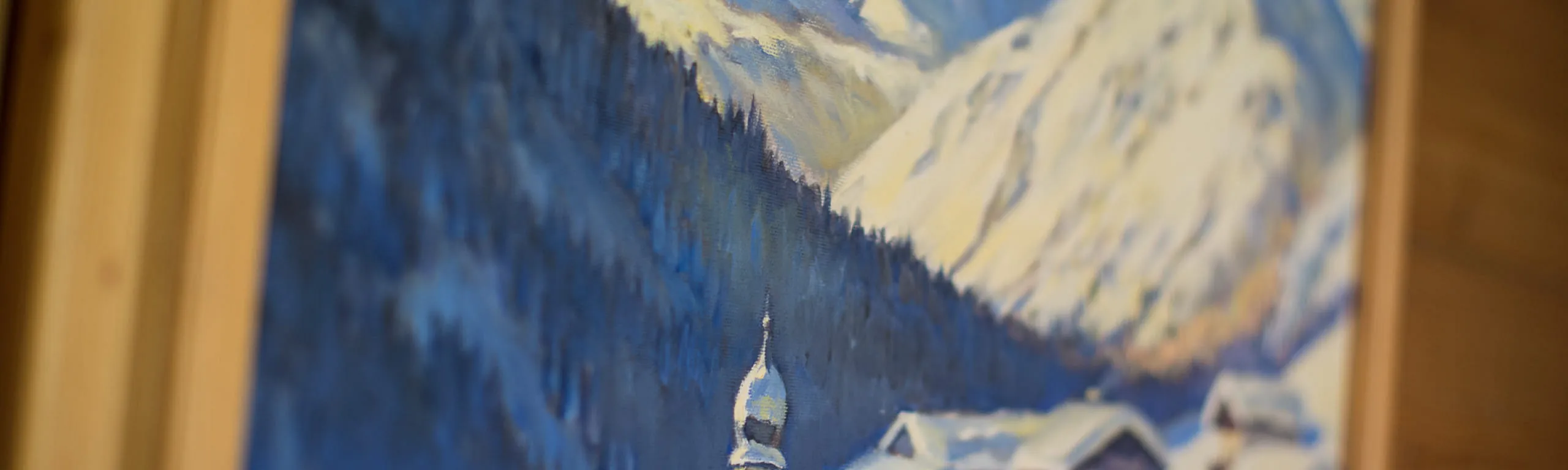 Winterlandschaft mit schneebedeckten Bergen und einem Gebäude