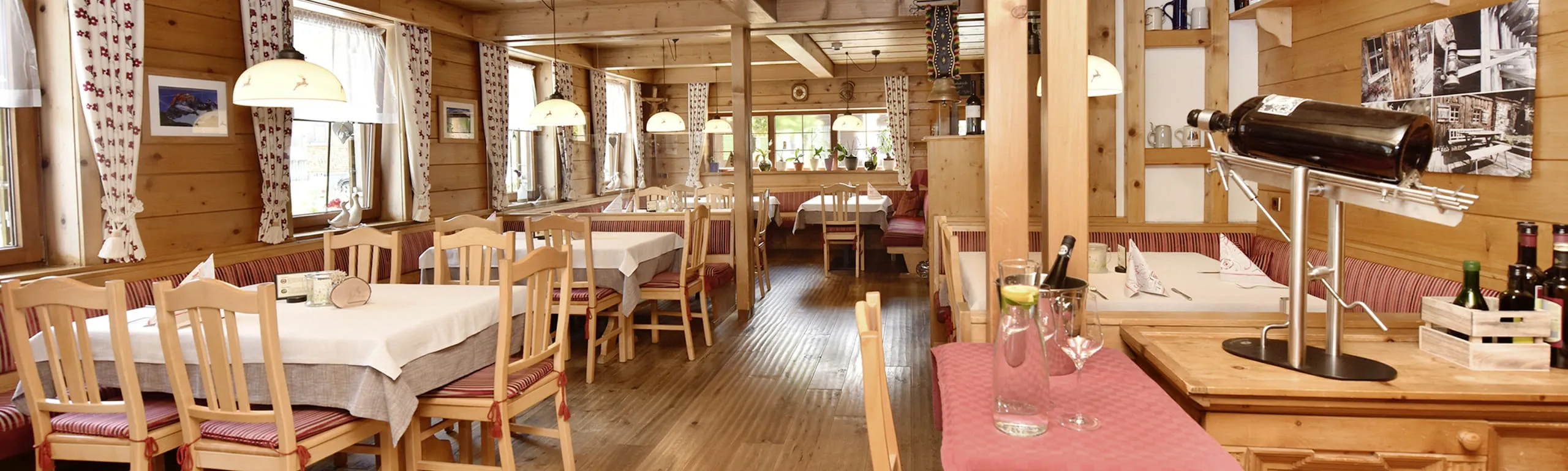 Innenansicht eines Restaurants mit Holzdekor und Tischen