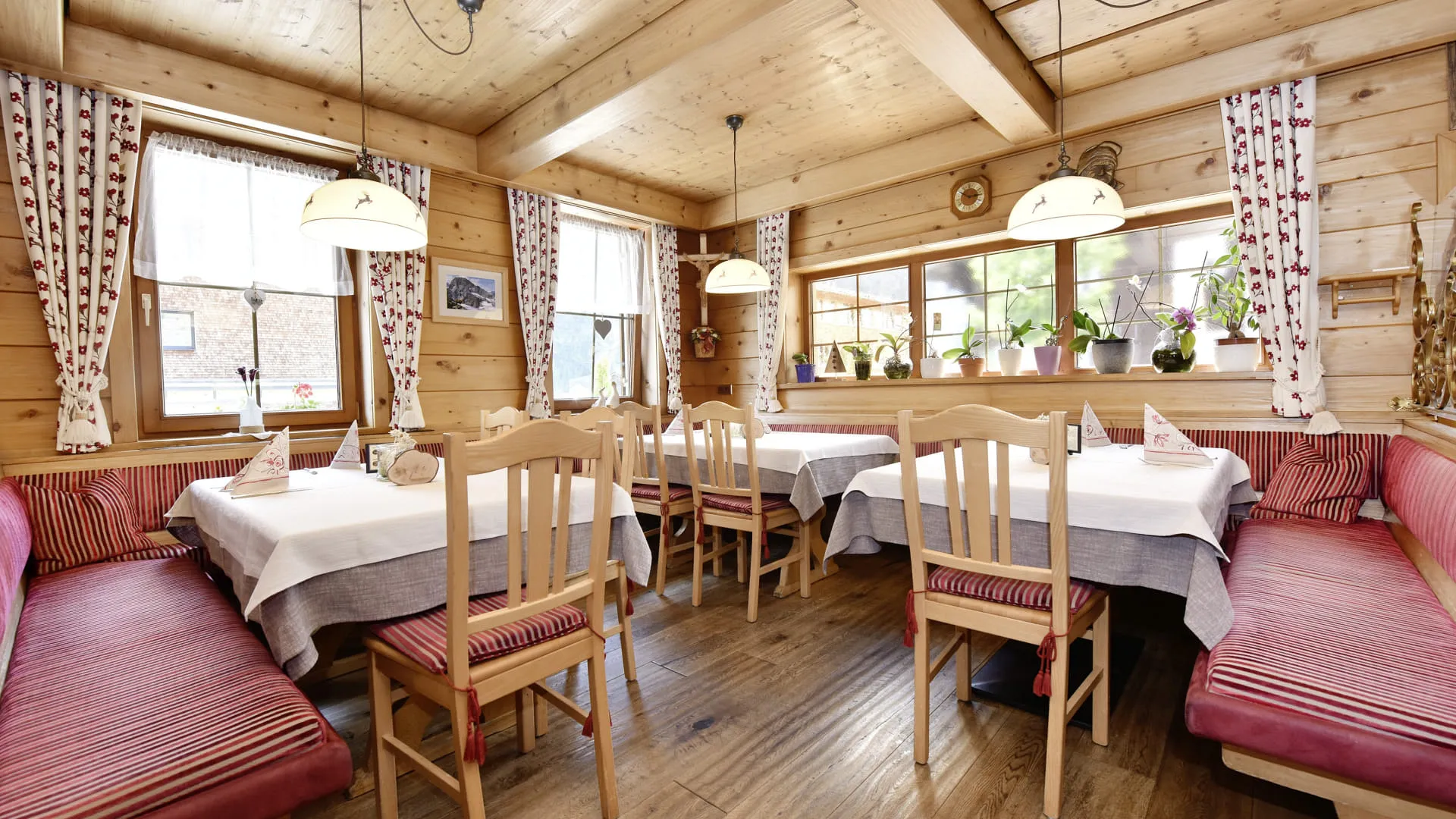 Gemütliches Restaurant mit Holzvertäfelung und gemütlichen Tischen