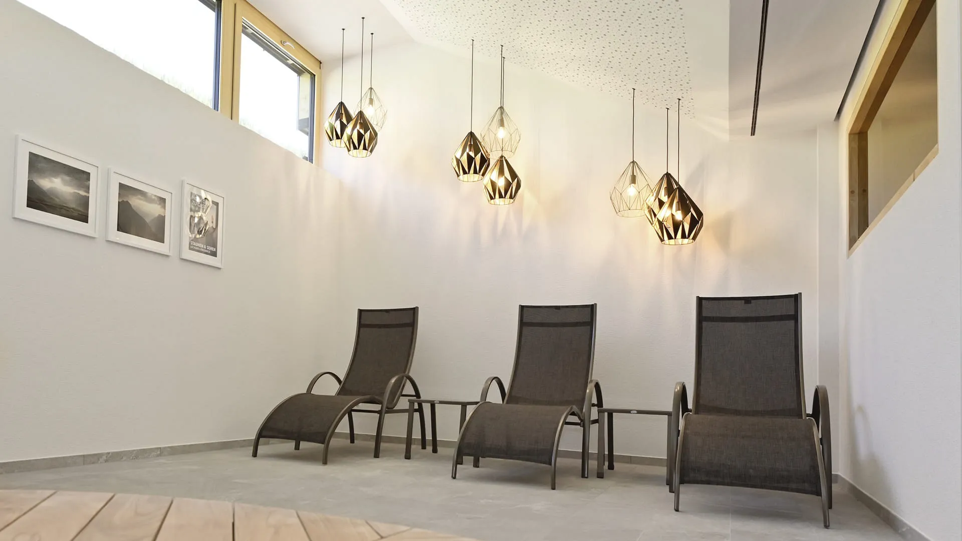 Moderne Lounge mit zwei Liegen und hängenden Lampen