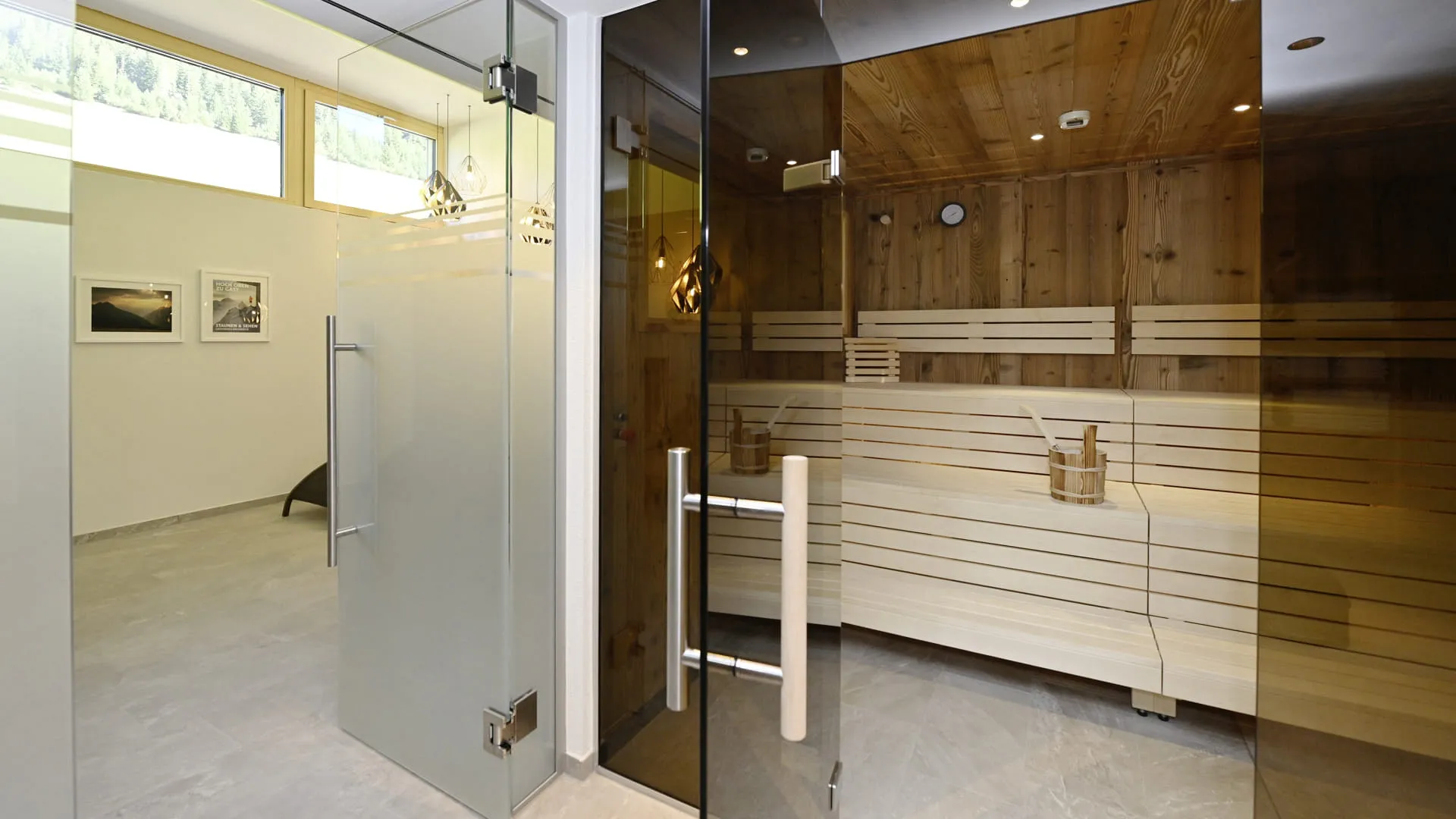 innenansicht eines modernen Saunazugangs mit Glastüren