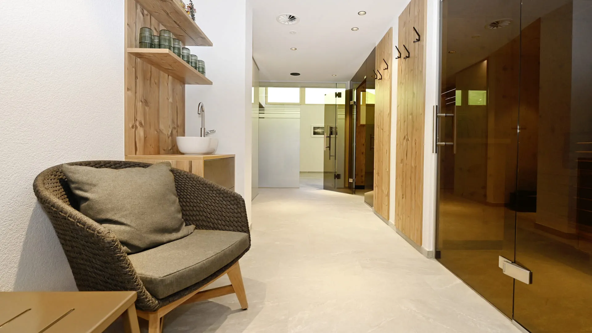 Moderner Flur mit einem Stuhl, Regalen und Glastüren